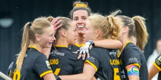 Blijdschap om de winnende goal van Joosje Burg.