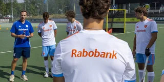 Rick Mathijssen en zijn Jong Oranje-selectie. Foto: Willem Vernes