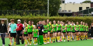De dames van Emmen betreden het veld. Foto: privéarchief Meike Ekkelenkamp