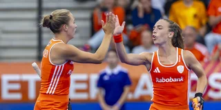 Lisa Post geeft een highfive aan Renée van Laarhoven. 