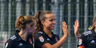 Imke Verstraeten krijgt de felicitaties na haar doelpunt. Foto: Bart Scheulderman