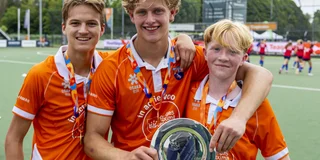 Rijk Tempelman met de kampioensschaal geflankerd door teamgenoten. Foto: Willem Vernes