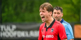 Schaerweijde-speler Maarten Bruisten juicht na het laatste fluitsignaal. Foto: Bart Scheulderman