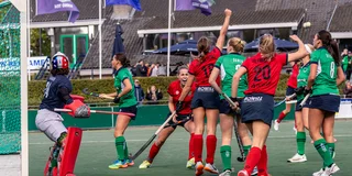 Louise van Meeteren scoort voor Nijmegen tegen Push. Foto: Jan Kruijdenberg