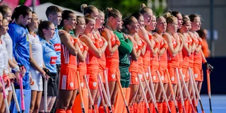 Dymph Luttge luisterend naar het Wilhelmus. Foto: Worldsportpics/Frank Uijlenbroek