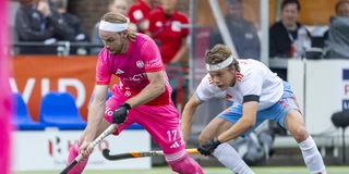 Derck de Vilder in duel met Christopher Rühr. Foto: Willem Vernes