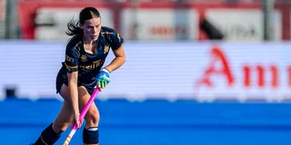 Famke van Heel aan de bal tegen Nieuw-Zeeland. Foto: Worldsportpics/Will Palmer