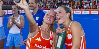 Joosje Burg en Pien Sanders maken een selfie na de zwaarbevochten winst op België in de halve finale. Foto: Willem Vernes