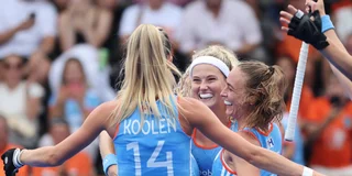 Sanne Koolen, Yibbi Jansen en Lisa Post vieren een doelpunt tegen Chili. Foto: Willem Vernes