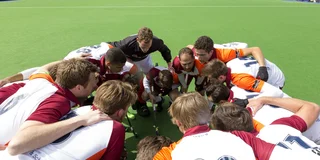 Het team van Almere uit 2016 in een huddle, met rechtsboven Pasha Gademan en Jonas de Geus.