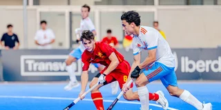 Lucas Corstens aan de bal tegen Spanje. Foto: Worldsportpics/Bart Scheulderman