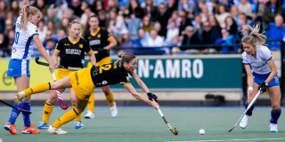 Maartje Krekelaar van Den Bosch duikt naar de bal. Frank Uijlenbroek/Worldsportpics