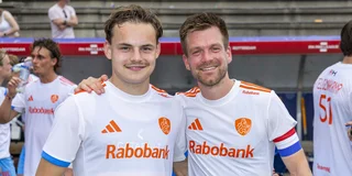 Joppe Wolbert poseert na de wedstrijd met aanvoerder Thierry Brinkman. Foto: Willem Vernes