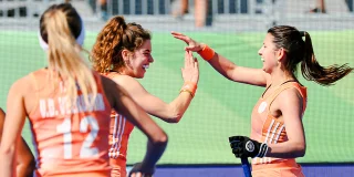 Oranje Dames op WK hockey5s. Sosha Benninga en Bente van der Veldt.