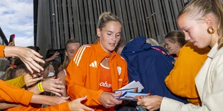 Pien Sanders deelt gesigneerde fotokaarten uit aan fans. Foto: Willem Vernes