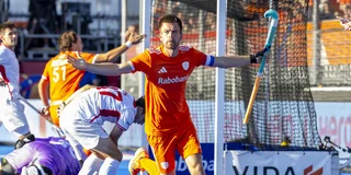 Na een weergaloze aanname maakt Thierry Brinkman de bevrijdende 2-1. Foto: Willem Vernes
