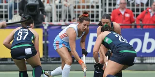 Frédérique Matla in duel met drie Ierse tegenstanders.