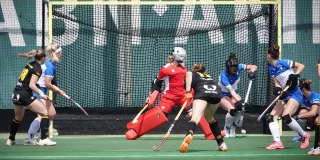 Mady Hof pusht de winnende goal van Victoria binnen. Foto: Jan Lelieveldt