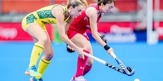 Rui Takashima van Japan wordt op de huid gezeten. Foto: Worldsportpics/ Ewout Pahud de Mortanges
