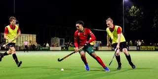 Safwan in duel met twee spelers van Concordia Heren 1. Foto: hockey.nl