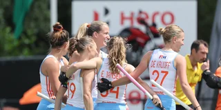 De Oranjevrouwen juichen na de 4-0 zege op Ierland.