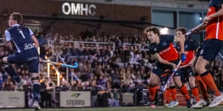 Joep Kuijpers haalt uit tijdens het duel tegen Weesp in de Silver Cup. Foto: Ewoud Verbakel