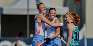 Juul Sauer wordt na haar doelpunt gefeliciteerd door Babs Reijen. Foto: Worldsportpics/Bart Scheulderman