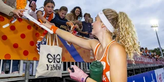 Een jonge fan krijgt haar door Yibbi Jansen gesigneerde stick terug. Foto: Willem Vernes