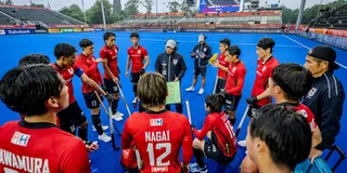 Kosei Kawabe luistert naar de coach tijdens de kwartpauze. Foto: Worldsportpics/Bart Scheulderman