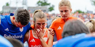 De Waard slikt haar emoties weg in het kringetje na afloop.