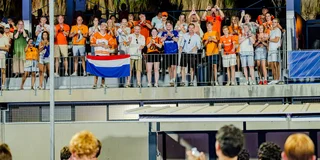 Jong Oranje bedankt het meegekomen publiek. Foto: Worldsportpics/Bart Scheulderman