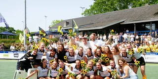 De dames van Victoria promoveren als kampioen naar de Tulp Hoofdklasse. Foto: Joram Vesters
