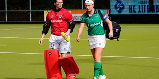 Keepster Lucie Ehrmann en Freke van Tilburg lopen samen het veld af. 