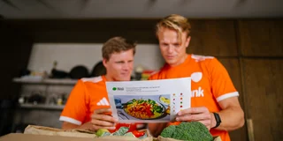 Koen Bijen en Jip Janssen bekijken een HelloFresh-recept
