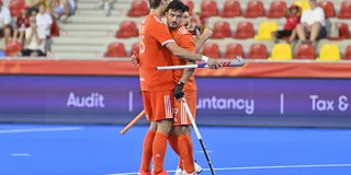 Tijmen Reyenga en Max de Bie vieren het Nederlandse doelpunt. Foto: Bart Scheulderman