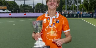 Rijk Tempelman met de beker. Foto: Willem Vernes