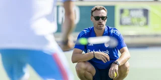 Rick Mathijssen kijkt toe tijdens de training van Jong Oranje Heren. Foto: Willem Vernes