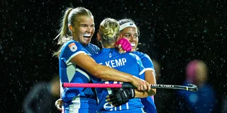 Mea de Vries, Iris de Kemp en Noor de Baat vieren de 0-8 zege op Victoria. Foto: Ewout Pahud de Mortanges