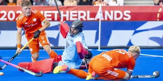Bijen bedient Tjep Hoedemakers tegen Nieuw-Zeeland. 