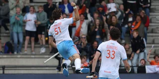 Duco Telgenkamp juicht nadat hij de gelijkmaker heeft gescoord. Foto: Willem Vernes