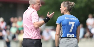 Aanvoerder Teuntje Bruijstens in gesprek met scheidsrechter Piet-Hein Kraaijeveld. Foto: Willem Vernes