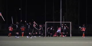 HGC juicht na een doelpunt tegen Ommoord. Foto: Ewoud Verbakel