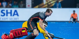 De gemiste shoot-out van Seve van Ass: hij omspeelt keeper Vincent Vanasch, maar schiet tegen de zijplank. Foto: Koen Suyk