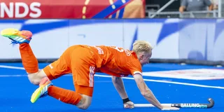 Op aangeven van Koen Bijen glijdt Tjep Hoedemakers de 5-1 binnen. Foto: Willem Vernes