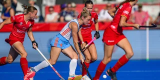Freeke Moes in duel met drie tegenstanders.