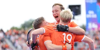 Dolle vreugde in het Wagener na een Oranje-doelpunt. 