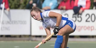 Renée van Laarhoven pusht een bal in haar beginjaren bij Kampong. Foto: Willem Vernes