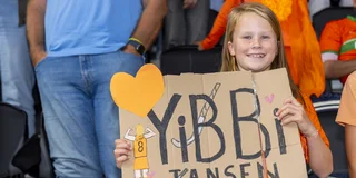 Het mag duidelijk zijn voor wie deze jonge fan naar het Wagener Stadion is gekomen. Foto: Willem Vernes