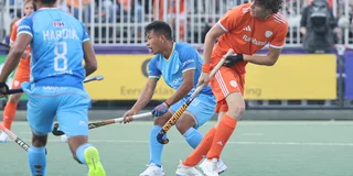 Miles Bukkens opent de score na drie minuten. 