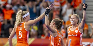 High fives na weer een strafcornerdoelpunt van Oranje. 